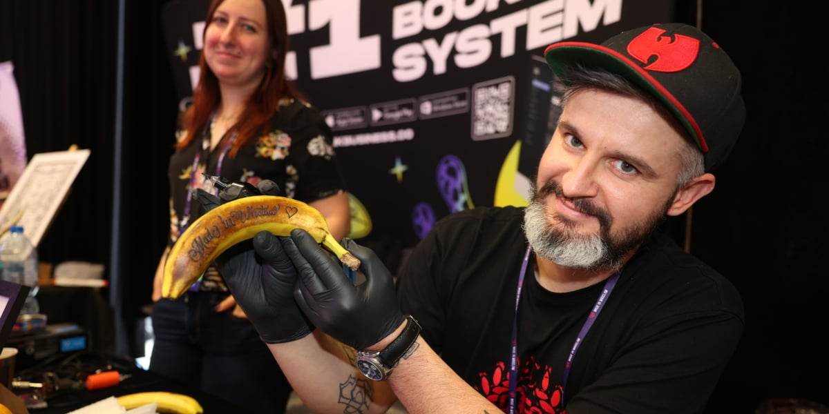 Made in Wrocław 2023 we Wrocławskim Centrum Kongresowym - na zdjęciu jedni z wystawców - mężczyzna trzyma wytatuowanego banana