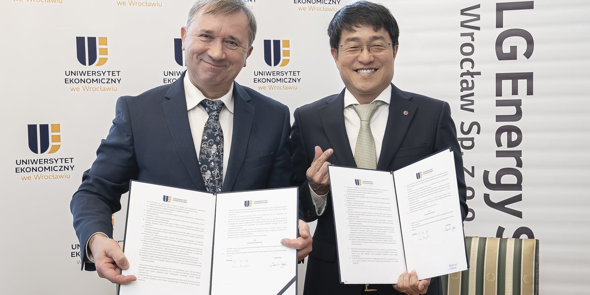 Dwóch uśmiechniętych mężczyzn, trzymają w rękach dokumenty. prof. dr hab. Czesław Zając, rektor Uniwersytetu Ekonomicznego we Wrocławiu i  Jangha Lee, prezes spółki LG Energy Solution Wrocław