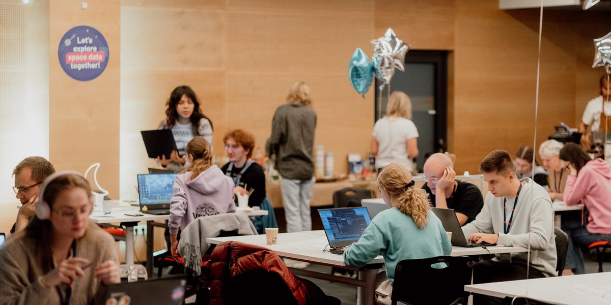 Kobiety i mężczyźni podczas poprzedniej edycji CASSINI Hackathon