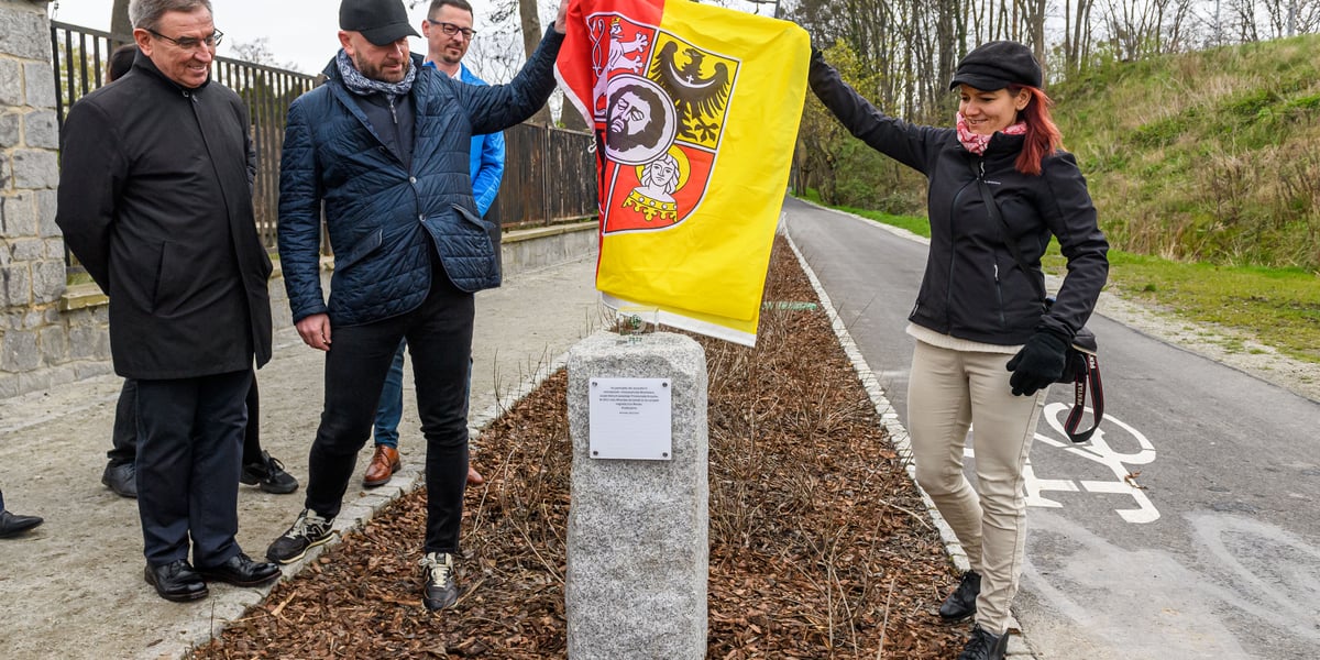 Prezydent Jacek Sutryk i liderka projektu Agnieszka Dusza odsłaniają postument z nagrodą Eco-Miasto. 