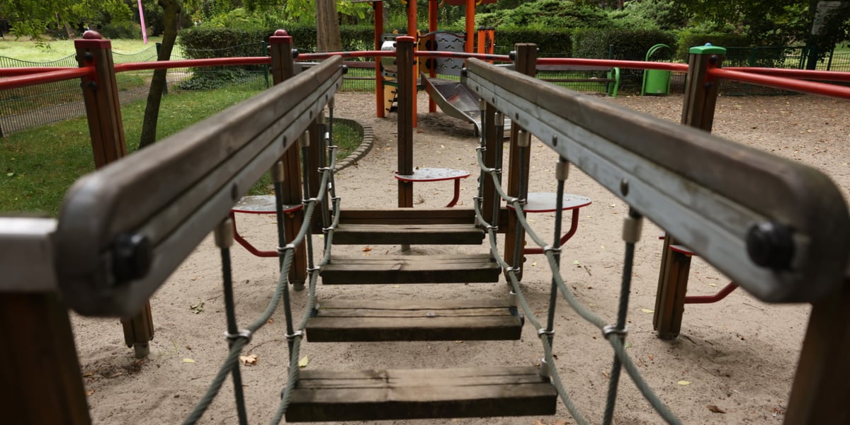 Zbliżenia na zabawkowy most na placu zabaw w parku Andersa