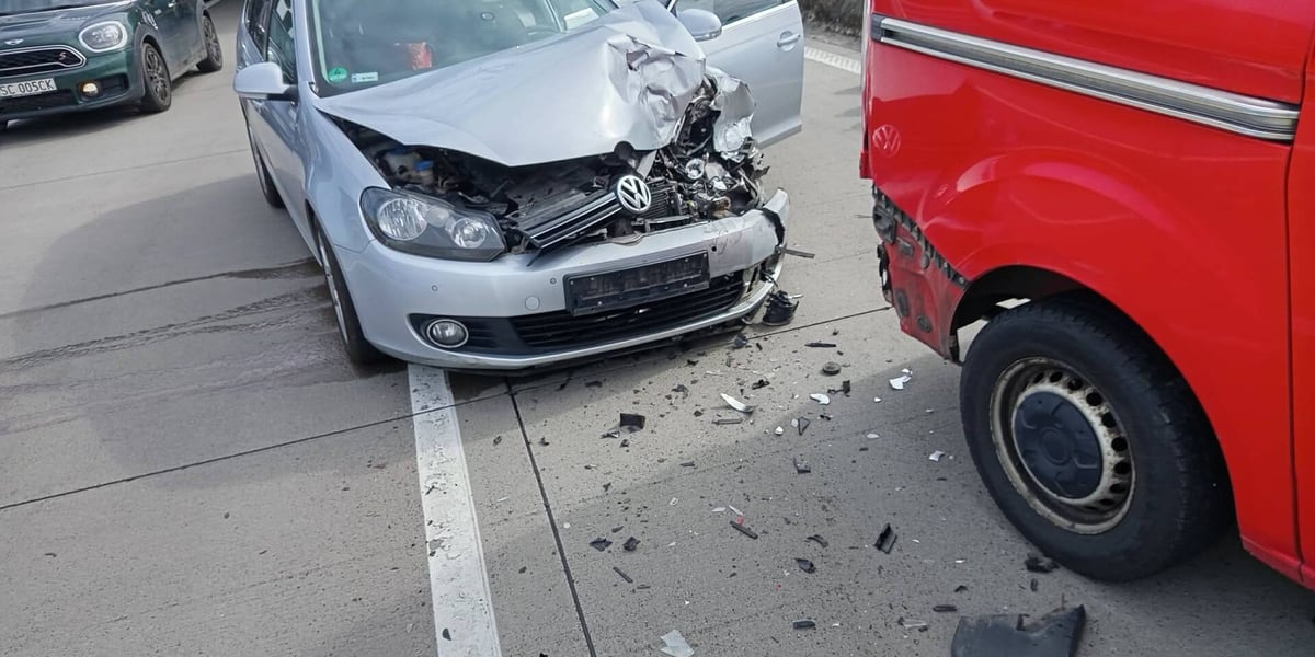 Rozbite samochody po kolizji na autostradzie A4  między węzłami Wrocław Południe i Pietrzykowice -12 kwietnia 2026 r.