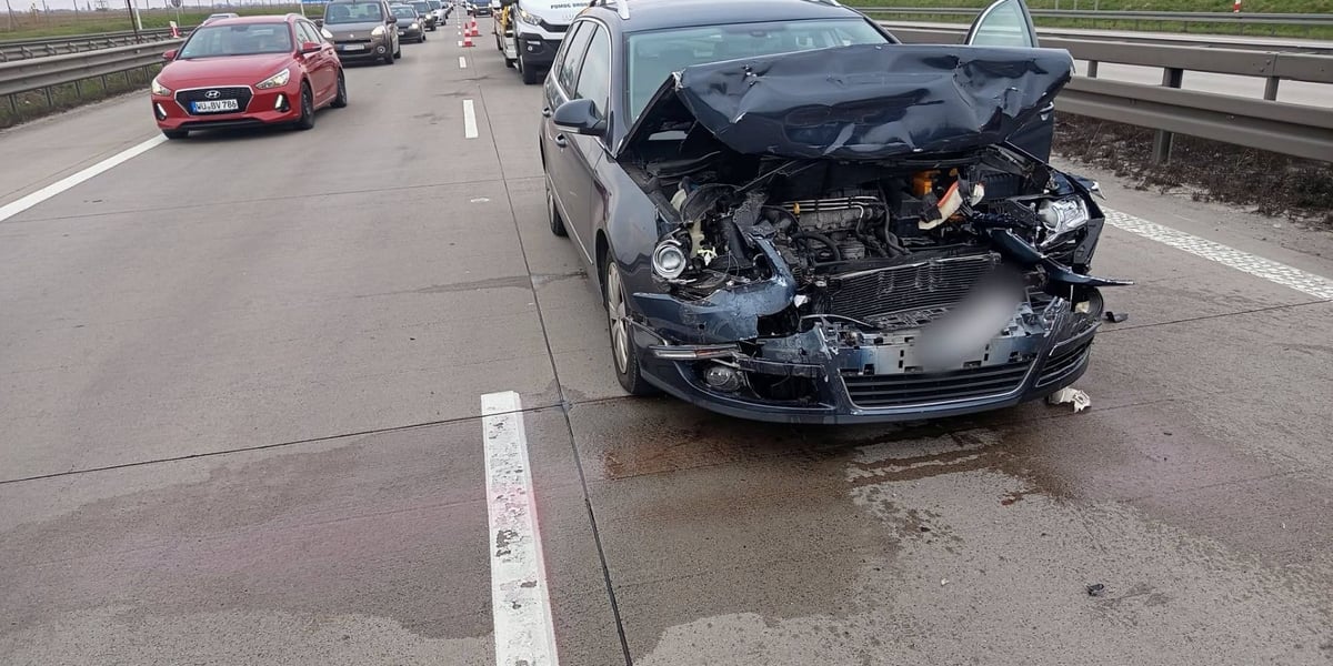 Rozbity samochód osobowy po kolizji na autostradzie A4  w rejonie węzła Wrocław Południe -12 kwietnia 2026 r.
