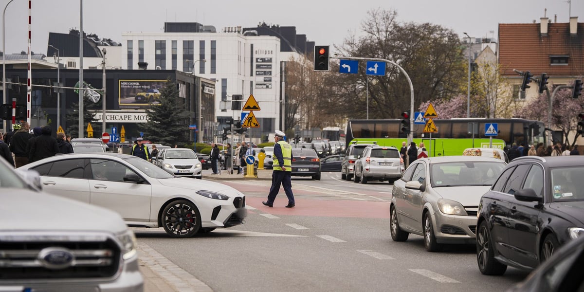 Jeden człowiek sparaliżował całe osiedle Wrocławia. Tak się kończy wjazd pod opadające rogatki