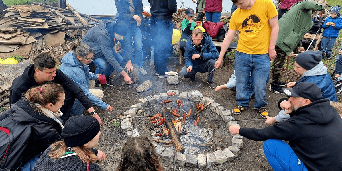 Sąsiedzka Umowa Śmieciowa 2026 - ognisko po sprzątaniu