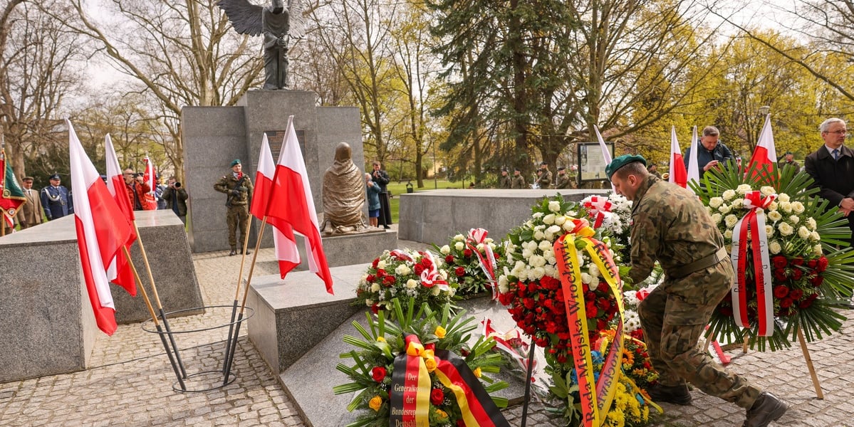 Uroczystości pod Pomnikiem Ofiar Zbrodni Katyńskiej we Wrocławiu. Na zdjęciu mężczyzna w mundurze składa wieniec pod pomnikiem
