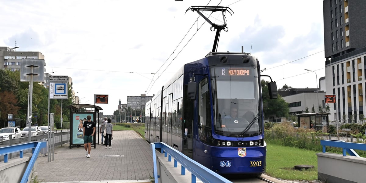 Pesa 2010NW na Placu Strzegomskim. Zdjęcie archiwalne z września 2023 roku 