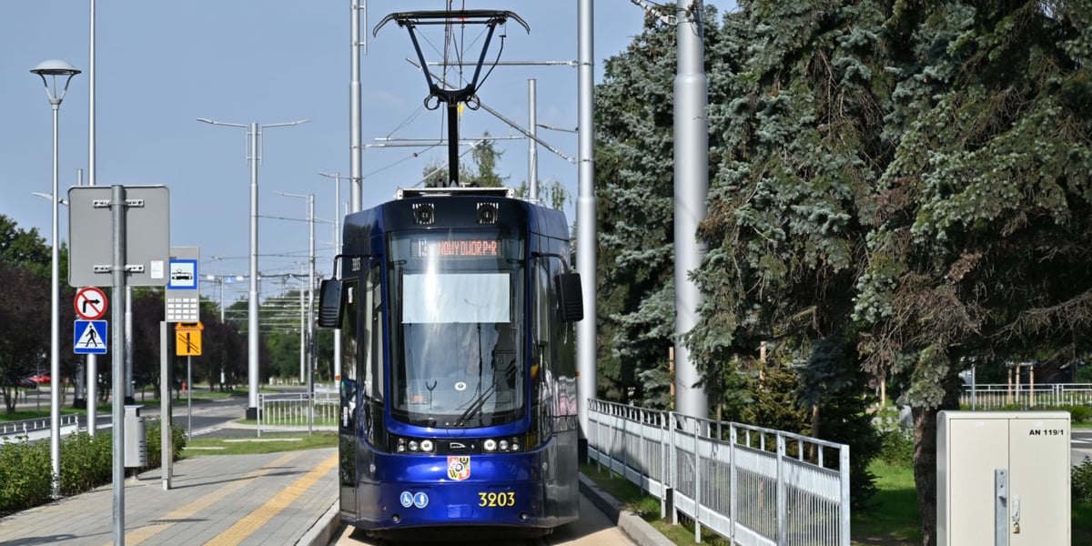 Pesa 2010NW na pętli "Nowy Dwór P+R". Zdjęcie archiwalne z września 2023 roku 