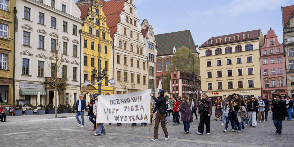 Akcja „Uczniowie listy piszą i wysyłają” na wrocławskim Rynku
