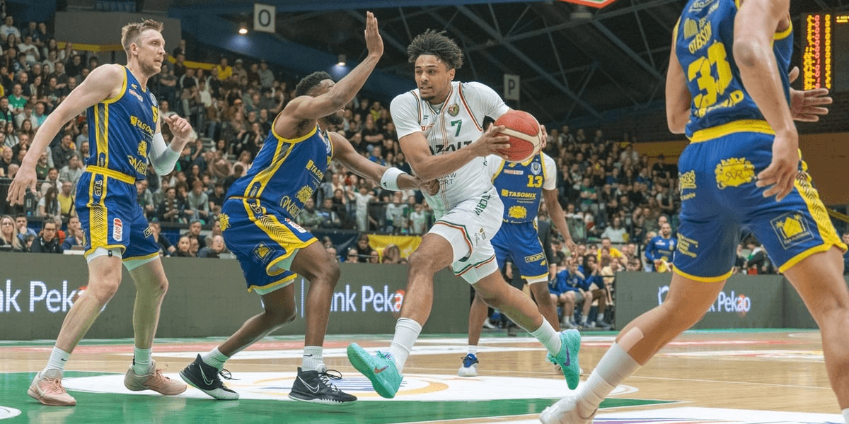 Koszykarze podczas meczu. WKS Śląsk Wrocław podejmował Tasomix Rosiek Stal Ostrów Wielkopolski w piątek 17 kwietnia.