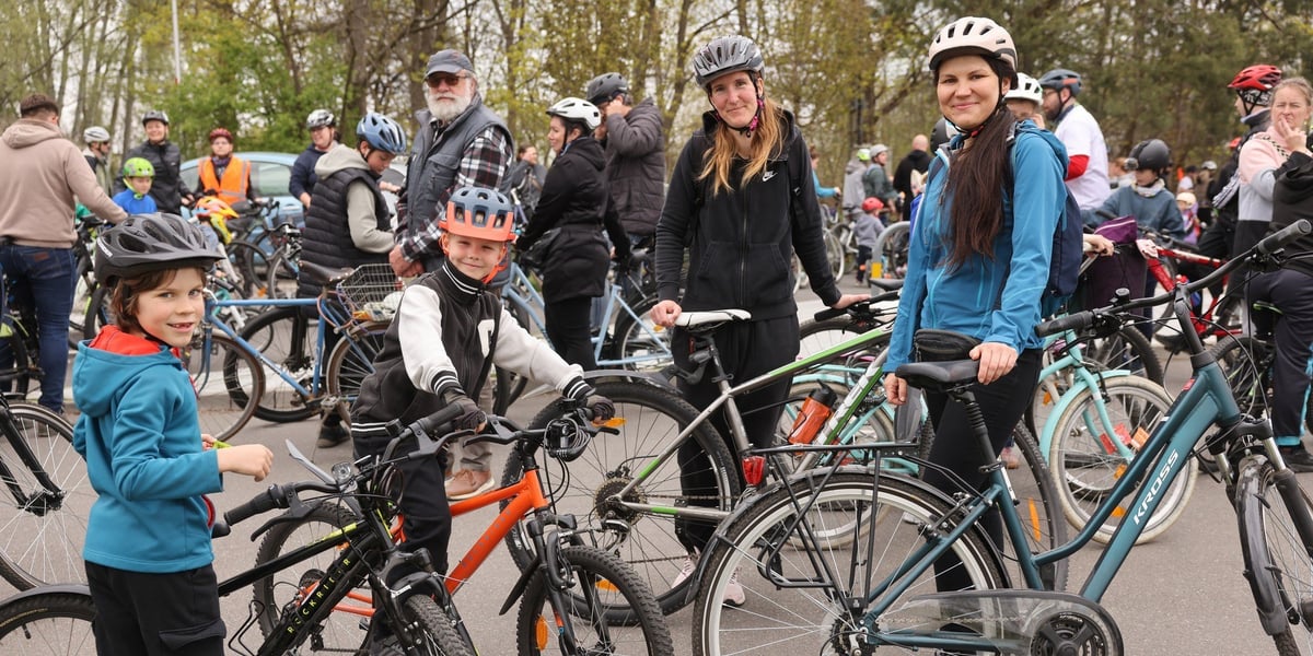 "Rowerowa Mobilizacja", edycja leśnicka - przejazd z Fieldorfa na Kielecką, uczestnicy pozują do zdjęcia