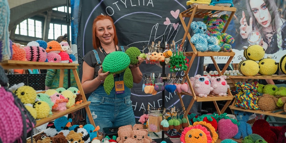 Targi Rzeczy Wyjątkowych w Hali Stulecia - 19.04.2026 r. Kobieta z uśmiechem prezentuje swoje produkty