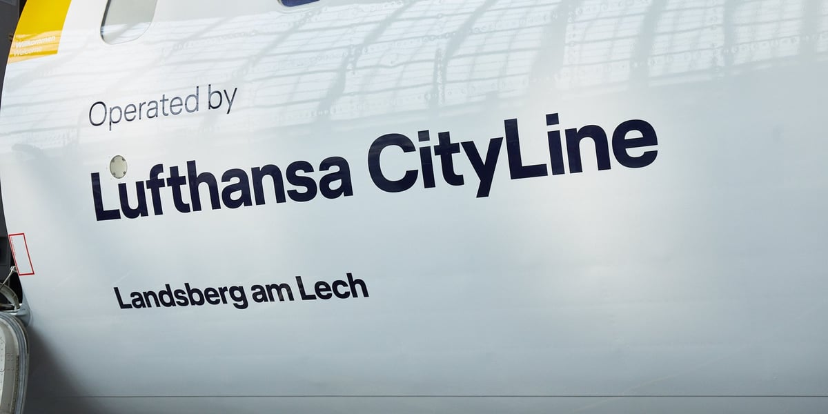 Zdjęcie ilustracyjne - kadłub samolotu z napisem "Lufthansa CityLine".