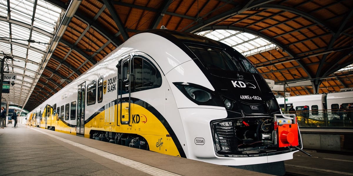 Zdjęcie ilustracyjne - pociąg Kolei Dolnośląskich stoi na peronie na Dworcu Głównym we Wrocławiu.