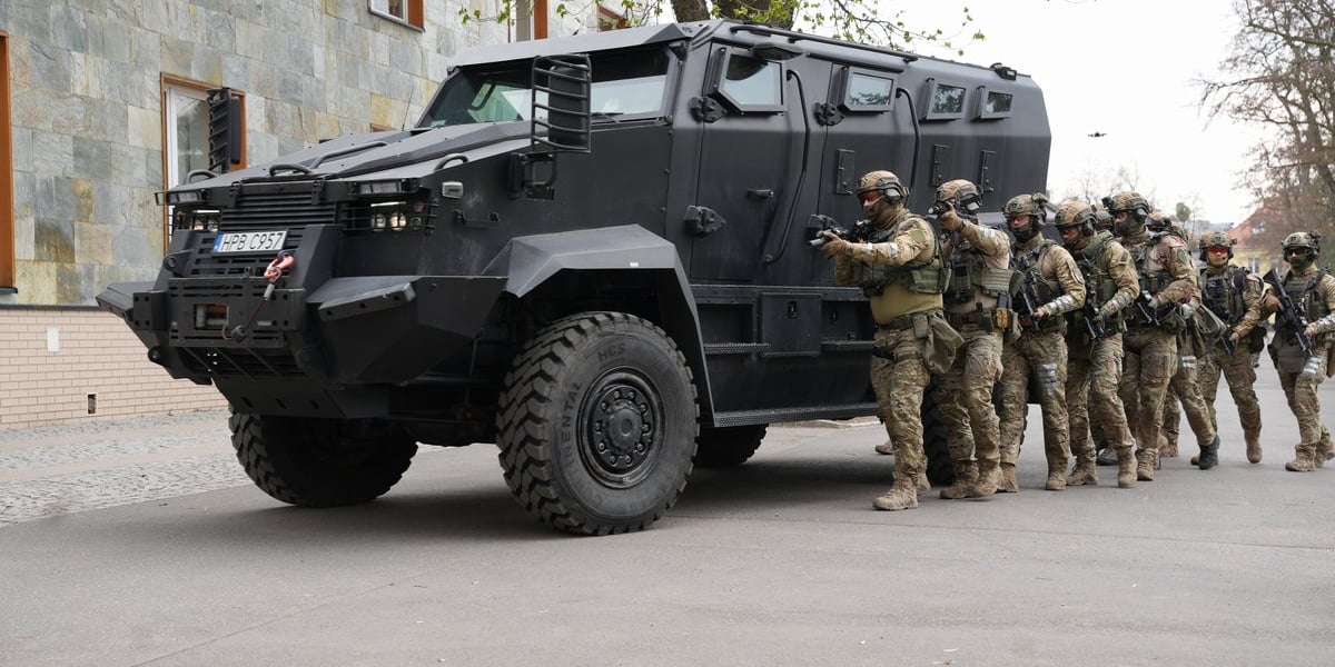 Kontrterroryści i wóz bojowy podczas akcji pk. Kryzys-26 we Wrocławiu