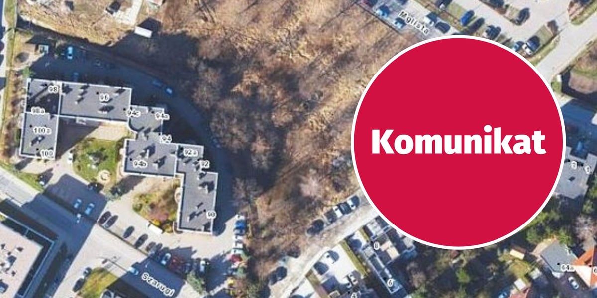 Widok z lotu ptaka na fragment osiedla z budynkami, ulicami i terenem zielonym, w prawym części czerwony okrąg z białym napisem "komunikat"
