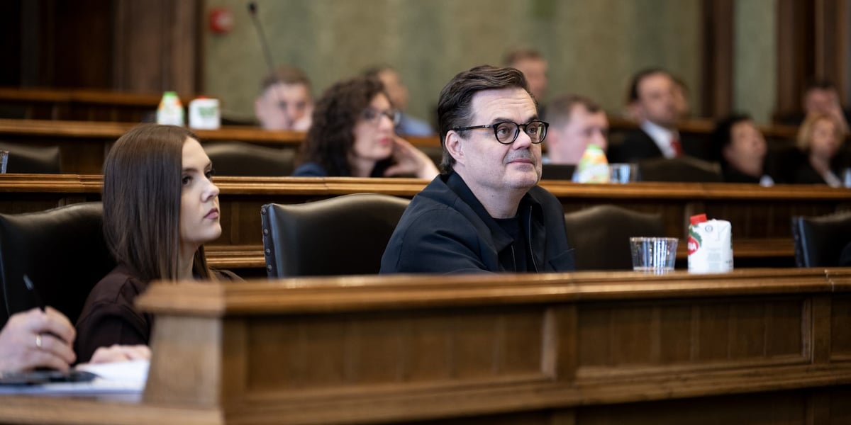 Radni siedzą w ławach podczas sesji Rady Miejskiej 23 kwietnia