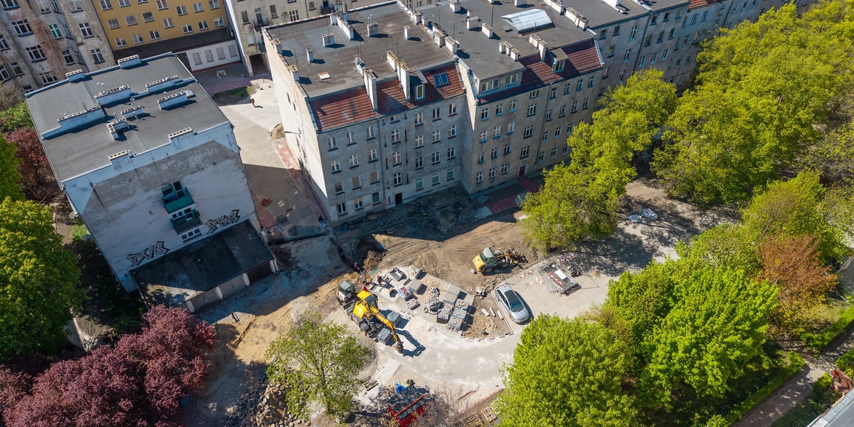 Podwórko przy Szczęśliwej w trakcie prac - z lotu ptaka. Koparka, cegły, widać tez nowy ciąg komunikacyjny