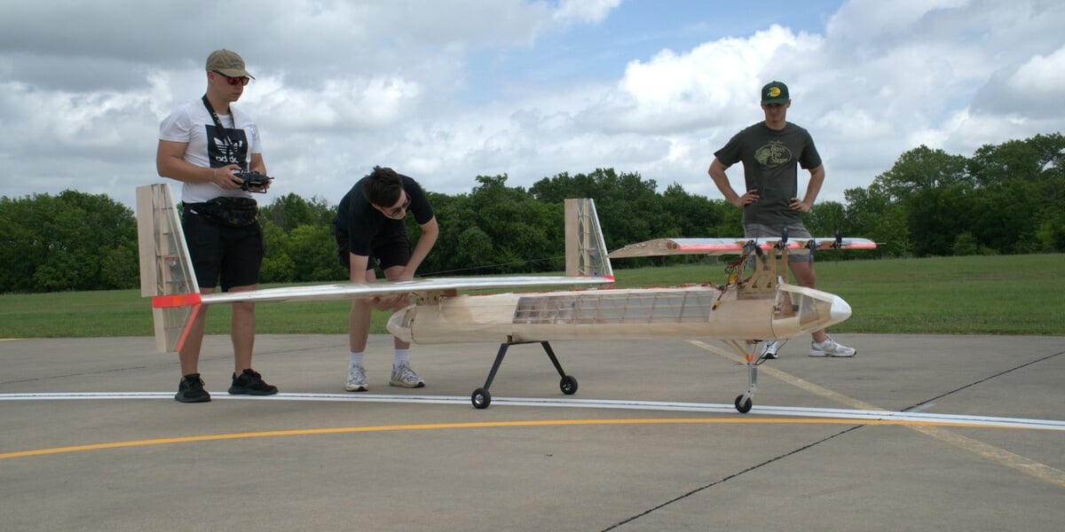 Zawody dla inżynierów lotnictwa w Teksasie. Na zdjęciu młodzi mężczyzni z konstrukcją przygotowaną do lotu