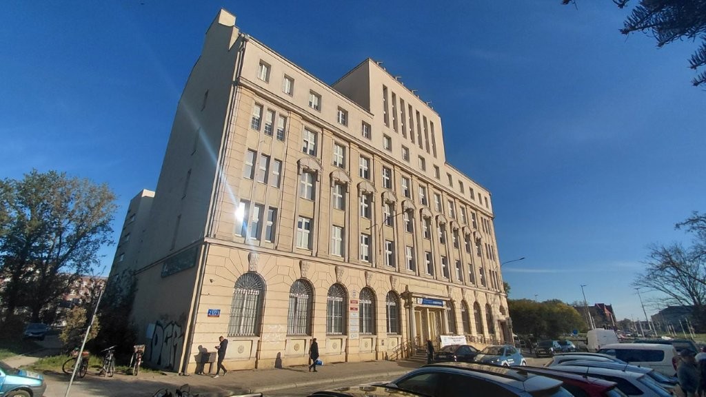 Budynek Centrum Medycznego Dobrzyńska. Na zdjęciu duży szary gmach