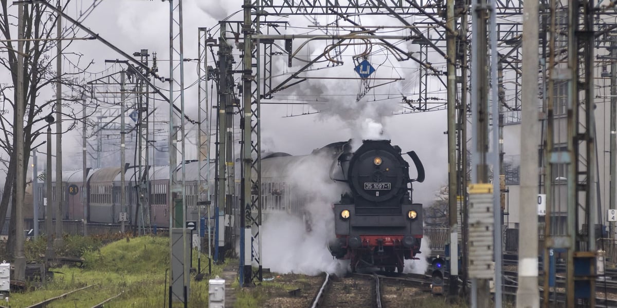 pociąg retro podczas przejazdu turystycznego, zdjęcie archiwalne, ilustracyjne