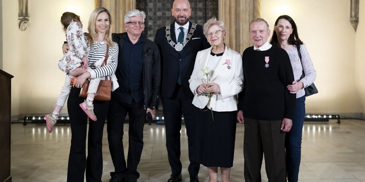 Prezydent Wrocławia Jacek Sutryk pozuje do zdjęć z parami z długoletnim pożyciem małżeńskim
