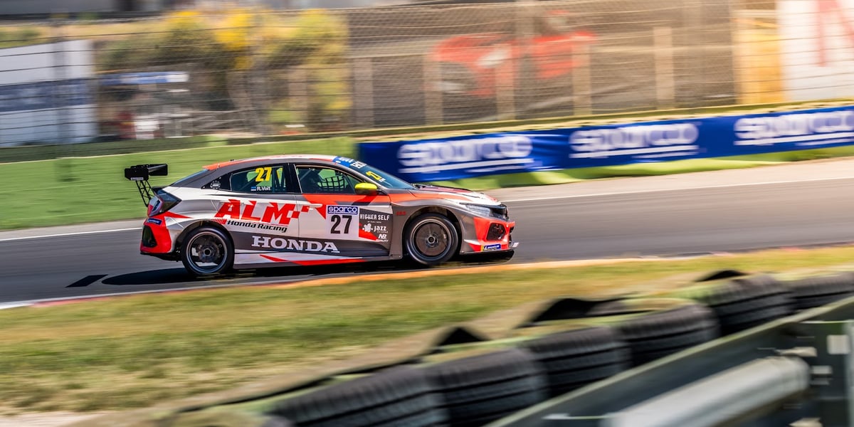 Na zdjęciu samochód rajdowy podczas wyścigu