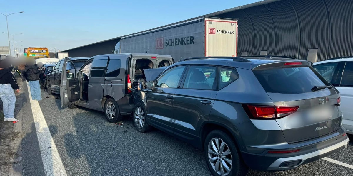 Zderzenie 5 pojazdów osobowych na AOW - 24 kwietnia 2026 r. 