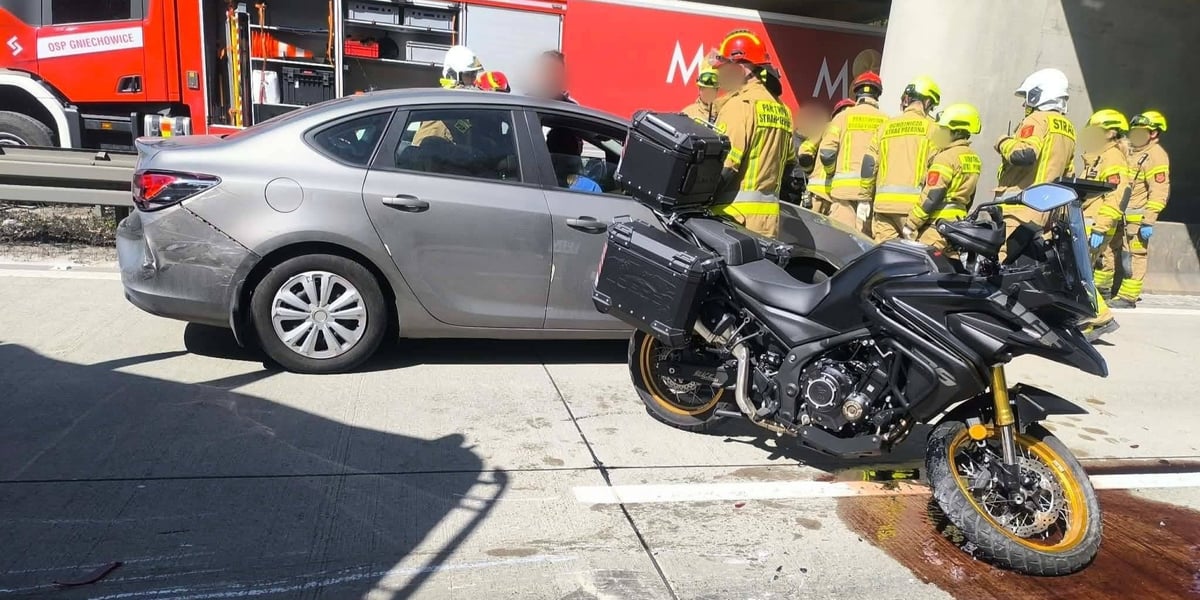 Uszkodzony motocykl po wypadku na autostradzie A4 pod Wrocławiem