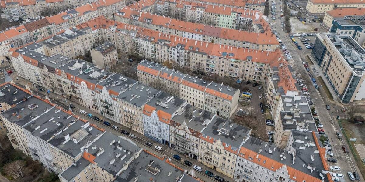podwórka i kamienice na osiedlu Plac Grunwaldzki, widok z drona