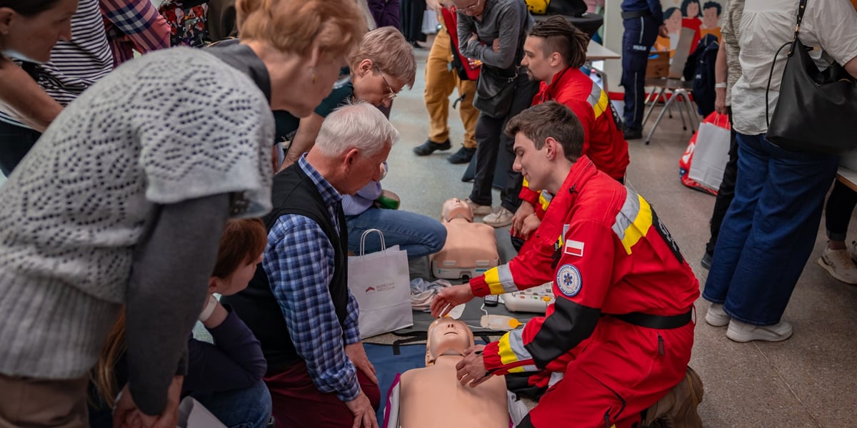 Ratownik i uczestnicy szkolenia z programu Bezpieczny Wrocław podczas ćwiczenia z fantomem - 27 kwietnia 2026 r.