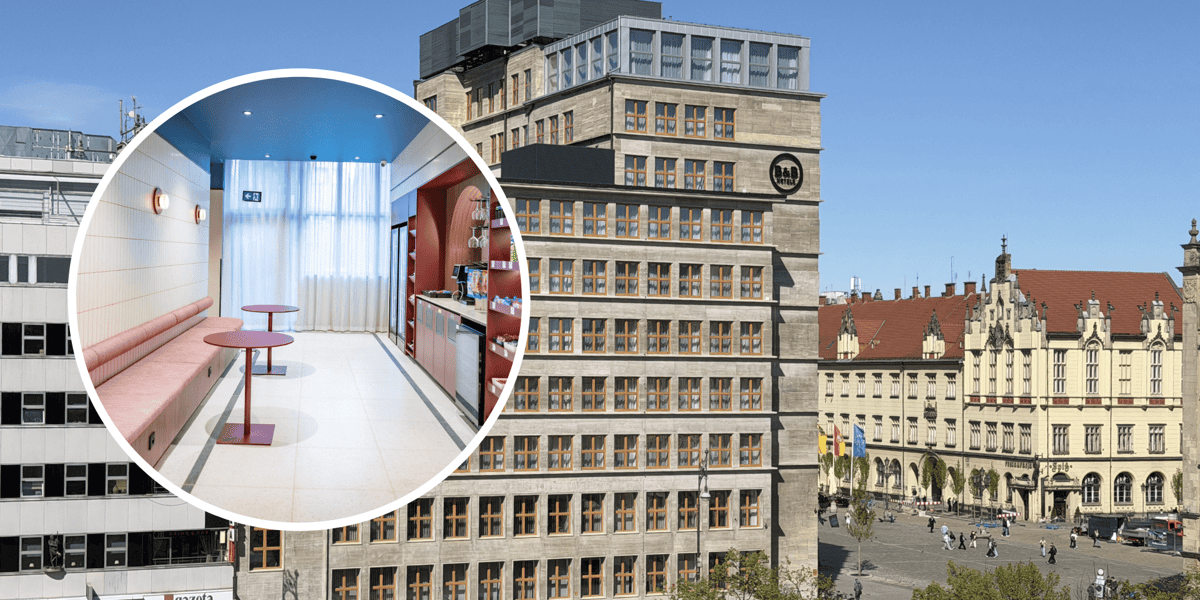 W tle gmach dawnej Miejskiej Kasy Oszczędności, w kółku korytarz wewnątrz utworzonego w budynku hotelu