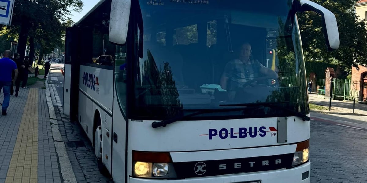 Zdjęcie ilustracyjne - autobus przewoźnika Polbus-PKS na przystanku.