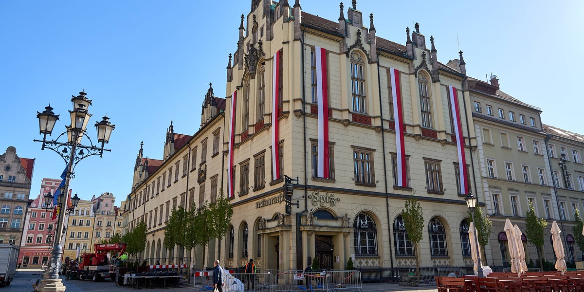 Montaż biało-czerwonej flagi na Ratuszu we Wrocławiu