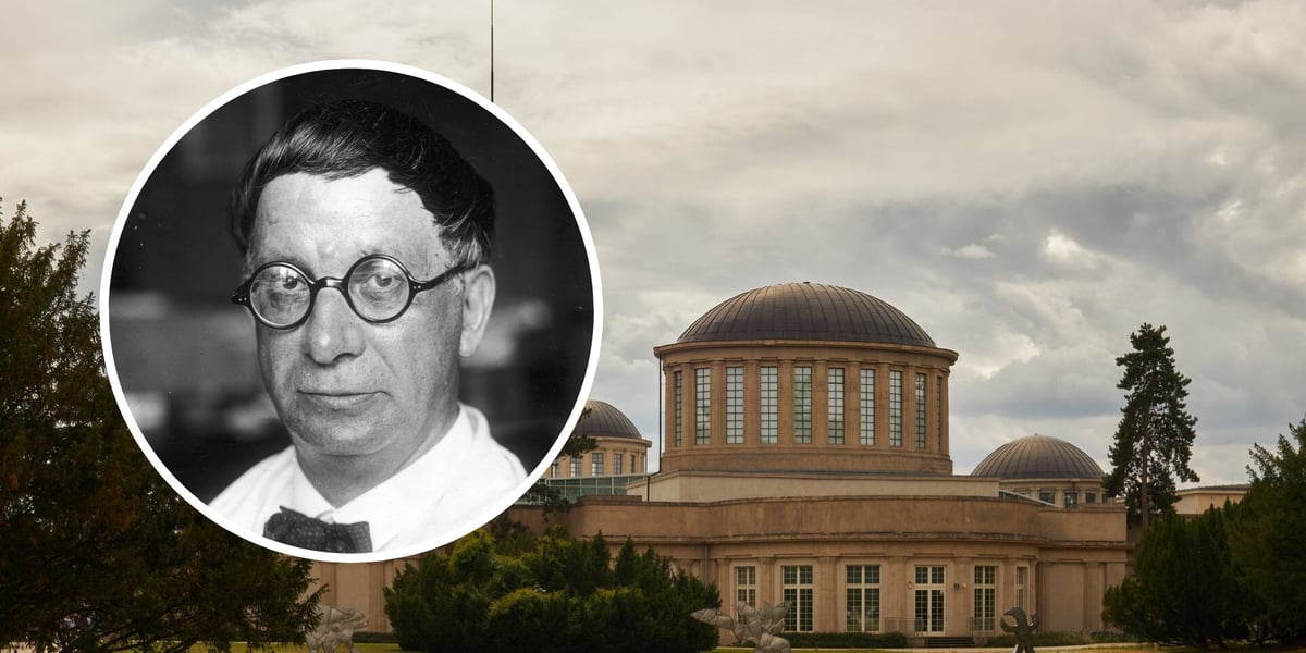 W tle - Pawilon Czterech Kopuł we Wrocławiu, w kółku - Hans Poelzig.