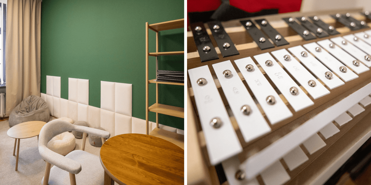 Po lewej pokój z zielonymi ścianami, po prawej instrument muzyczny - dzwonki