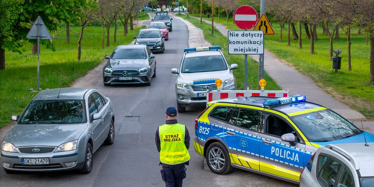 Policjanci i strażnicy miejscy na rogatkach miasta pilnowali przestrzegania nowych zasad poruszania się po Brochowie i Bieńkowicach 
