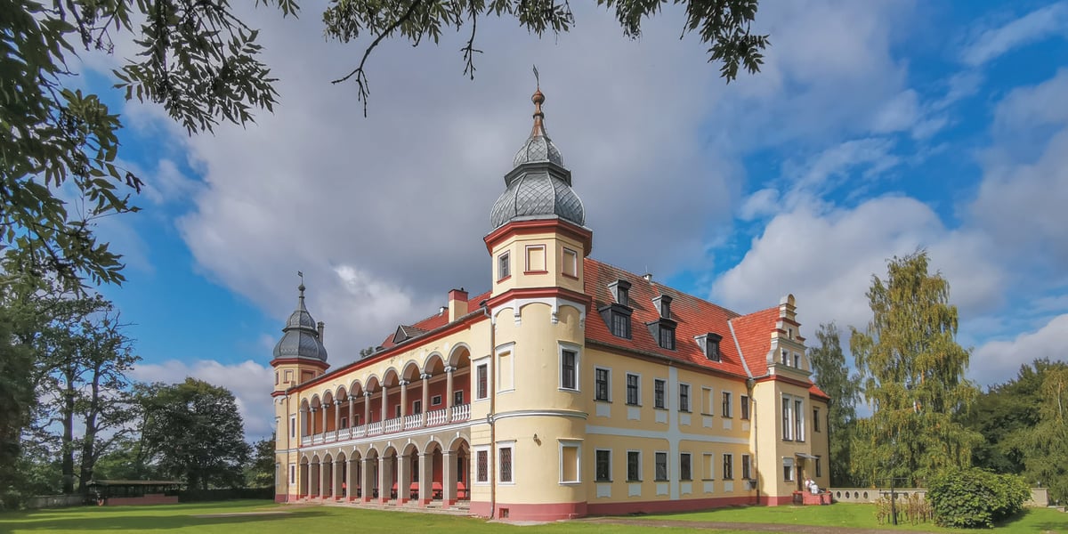 Pałac w Krobielowicach. Na zdjęciu piękny zabytkowy obiekt wśród zieleni
