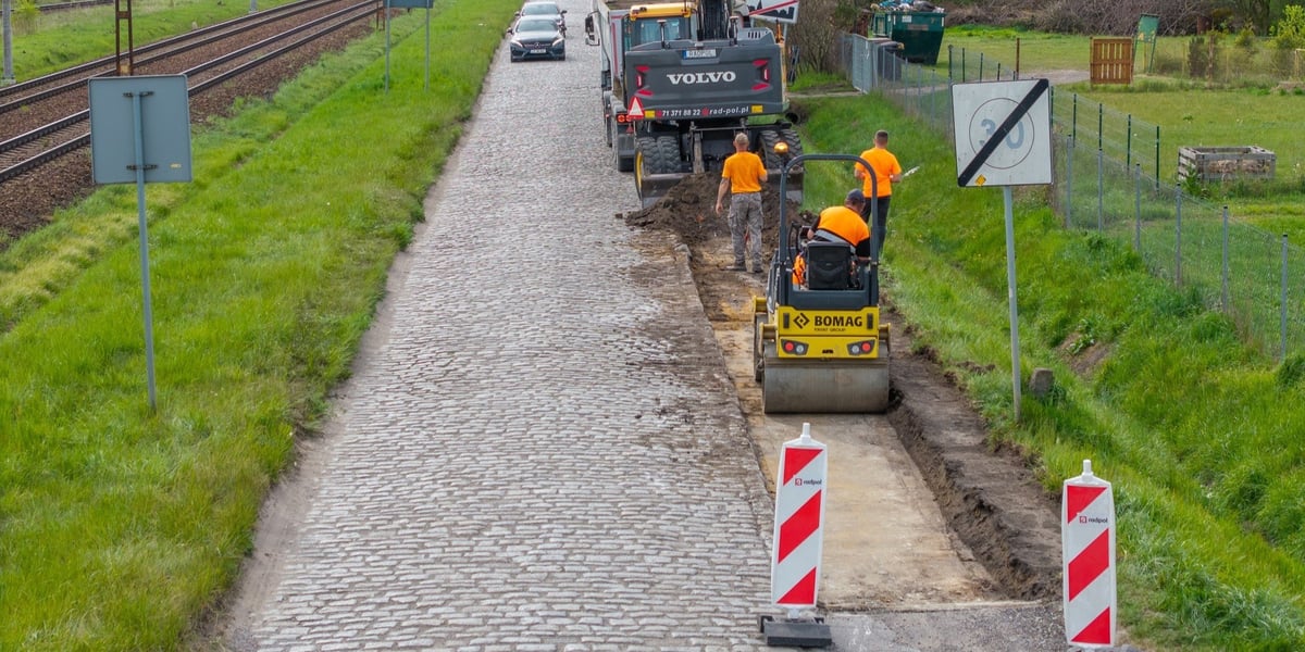 Prace przy poszerzaniu ulicy Mościckiego (zdjęcie z 4 maja)