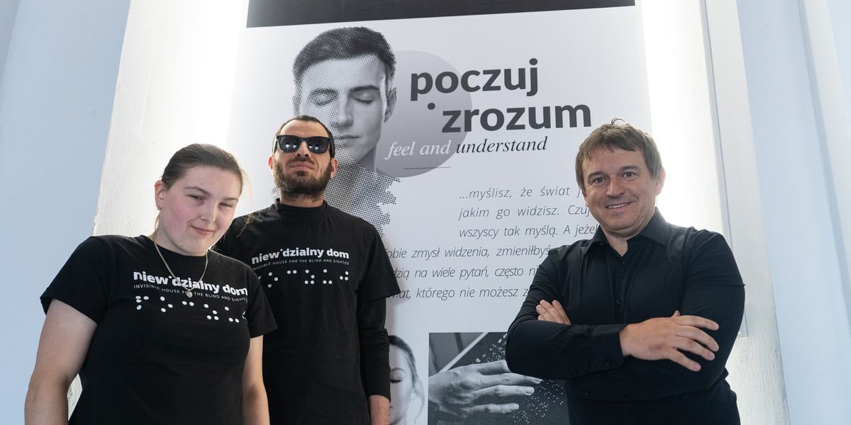 Artur Kasprowicz, twórca Niewidzialnego Domu we Wrocławiu oraz dwoje jego pracowników