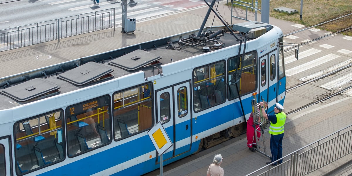 Widok z drona na tramwaj ze złamanym pantografem na przystanku przy PL. Jana Pawła II - 6 maja 2026 r.