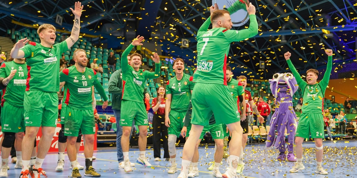 Piłkarze ręczni Śląska Wrocław cieszą się na boisku w hali Orbita z awansu do Orlen Superligi - 9 maja 2026 r. 