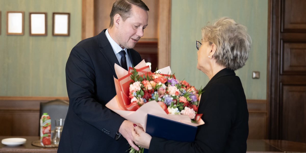 Wiceprezydent Wrocławia Michał Młyńczak wręczający nominację