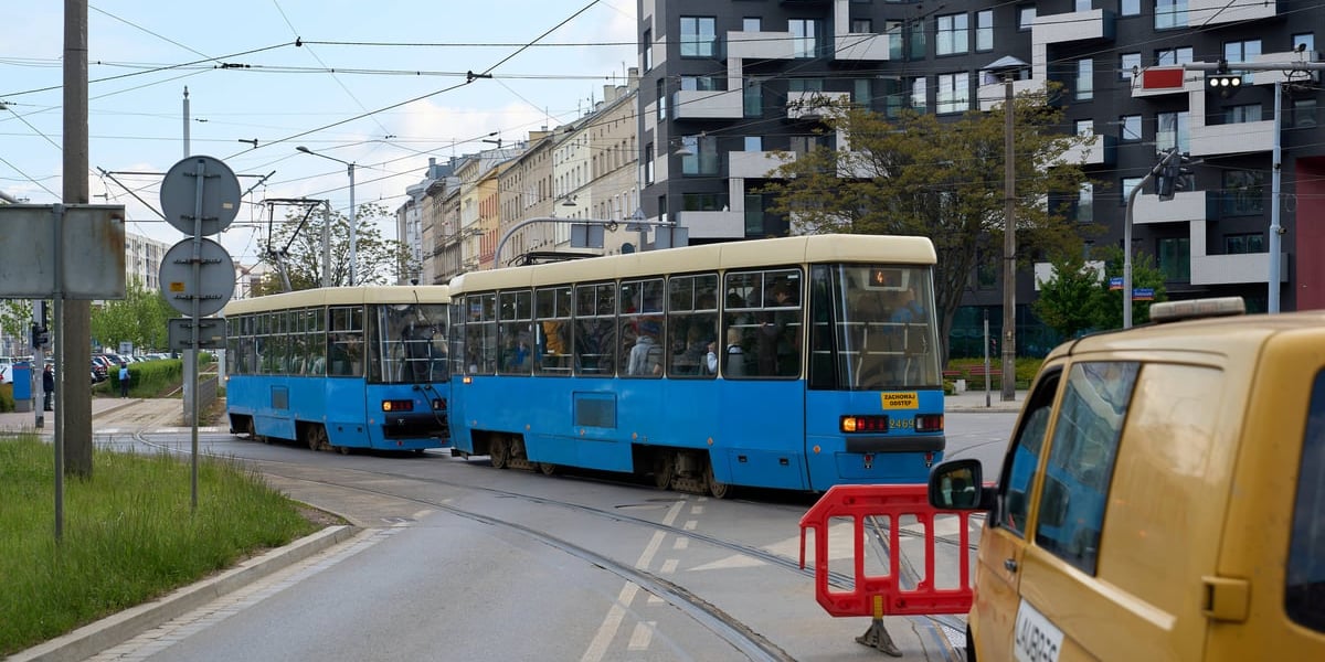 Naprawa torowiska na ulicy Pułaskiego, widać niebieski tramwaj 