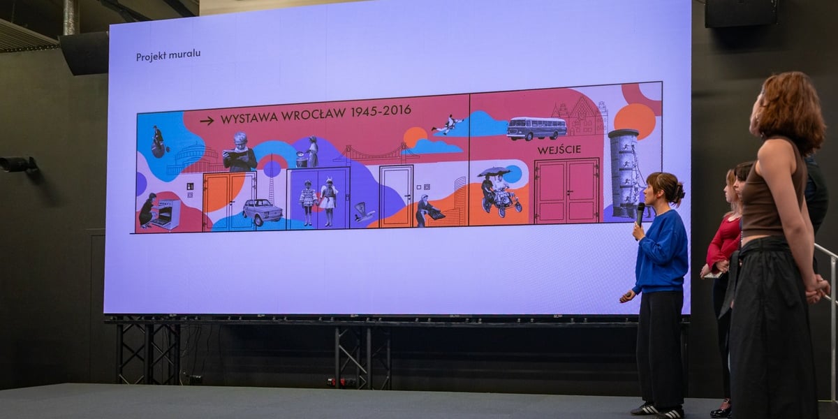 Prezentacja projektów w ramach programu WAZZA w Centrum Historii Zajezdnia. Na zdjęciu grupa młodych osób na scenie w tle ekran z prezentacją