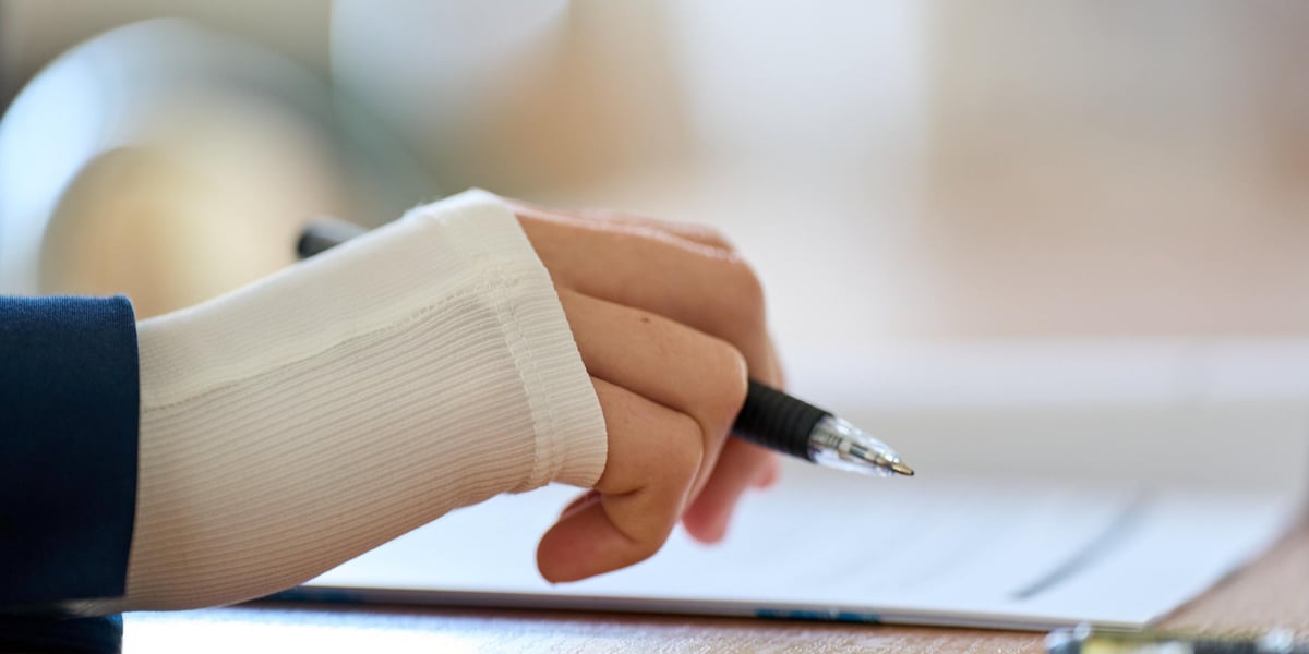 Egzamin ósmoklasisty 2026, na zdjęciu: dłoń trzymająca długopis