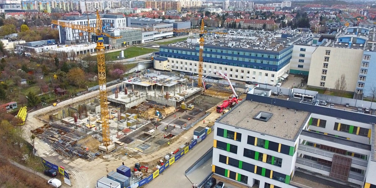 Budowa Uniwersyteckiego Centrum Pediatrycznego przy ul. Borowskiej. Na zdjęciu plac budowy z  lotu ptaka
