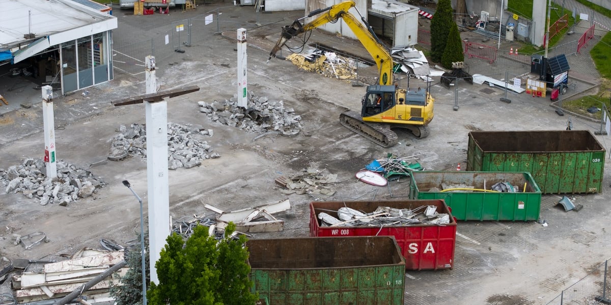 Wyburzanie stacji benzynowej na placu Grunwaldzkim. Na zdjęciu koparka pracująca na placu