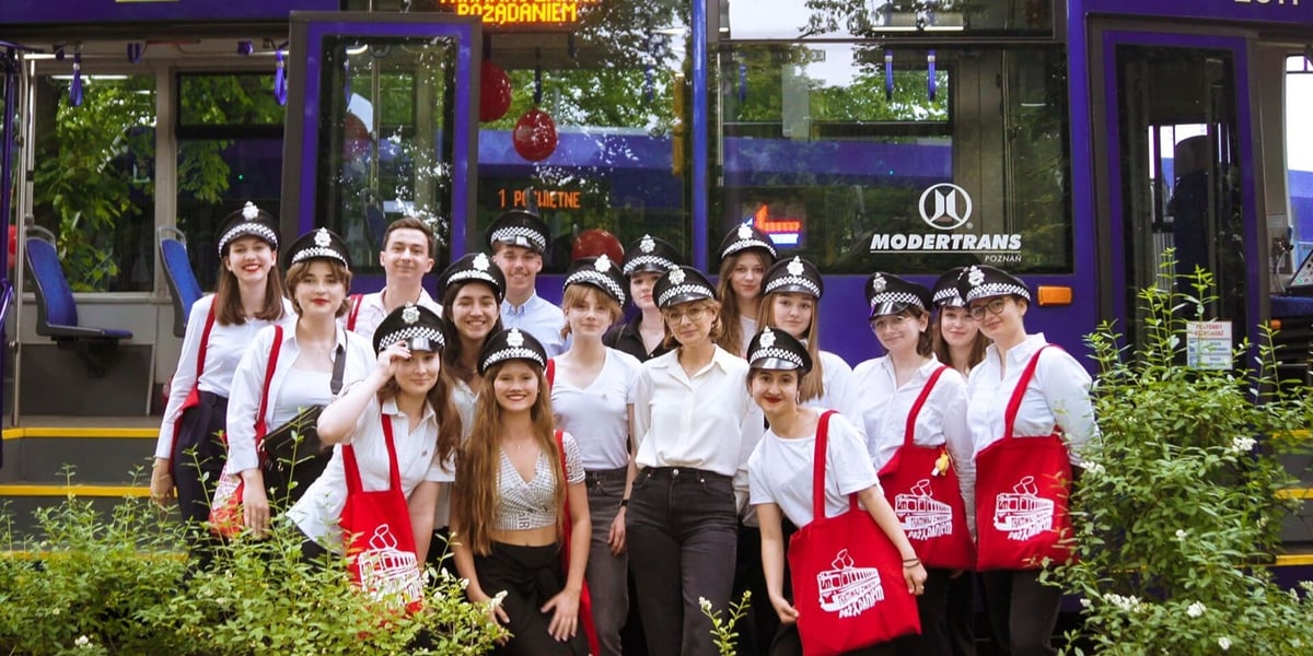Studentki i studenci medycyny z IFMSA-Poland przed "Tramwajem zwanym pożądaniem"