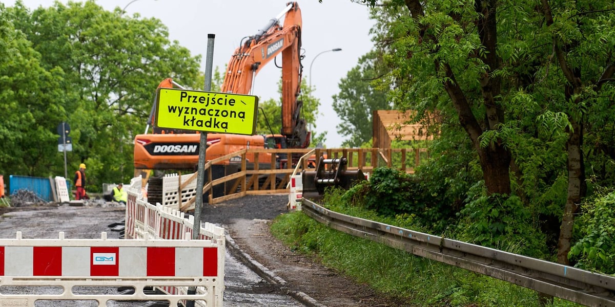 Na czas remontu wiaduktu wykonawca umożliwił przejście nad torami tymczasową, drewnianą kładką 
